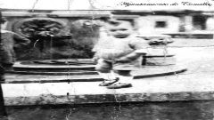 Niño en la fuente Tres Caños 1923
